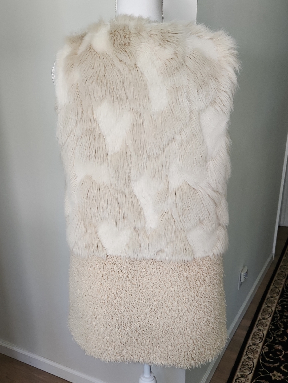 Hinge Women’s Faux Fur Vest Classy Contemporary Versatile Sherpa in Cream OSFM - Picture 4 of 15